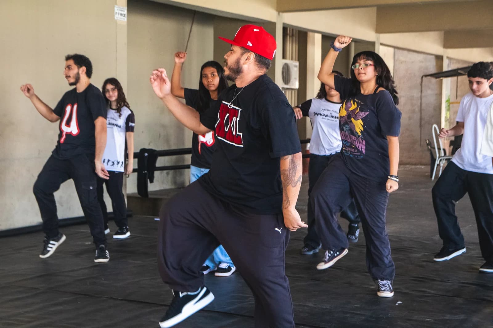 Instrutor conduzindo turma em workshop de dança urbana Usualdance