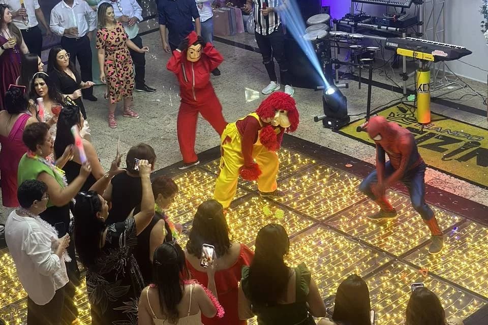Animação de pista da Usualdance em aniversário, com bailarinos fantasiados na pista em Votuporanga