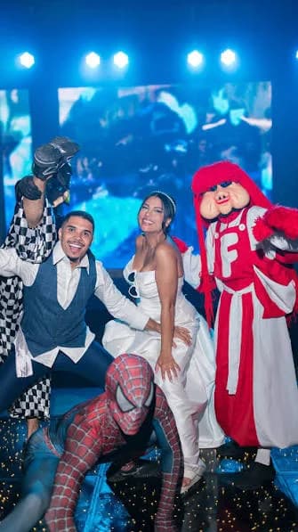 Noivos posando com os bailarinos da animação de pista da Usualdance em casamento