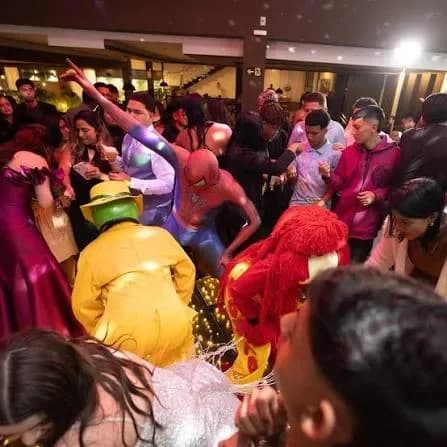 Bailarinos da Usualdance dançando com os convidados em animação de pista de festa corporativa