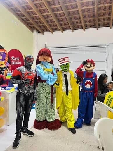Bailarinos da Usualdance fantasiados de personagens em animação de pista de festa infantil
